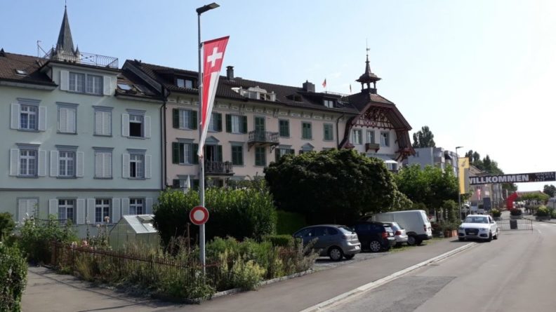 Общество: Британцы проигнорировали карантин и сбежали из гостиницы в Швейцарии