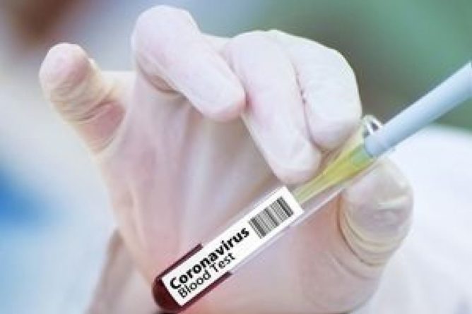 Общество: Великобритания стала первой в мире страной, одобрившей вакцину от компании AstraZeneca