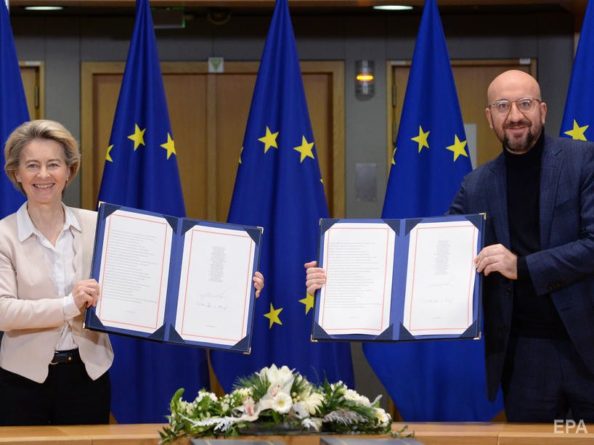 Общество: Лидеры Евросоюза подписали торговое соглашение с Великобританией
