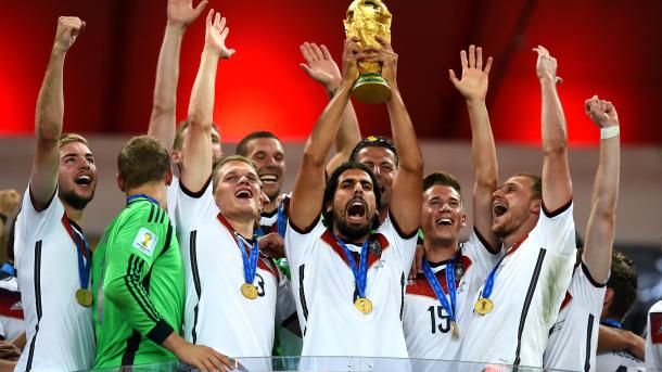 Общество: Чемпион мира по футболу продолжит карьеру в Англии