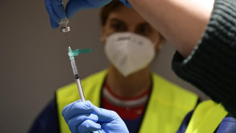 Общество: Лондон разрешил прививать вакцину AstraZeneca