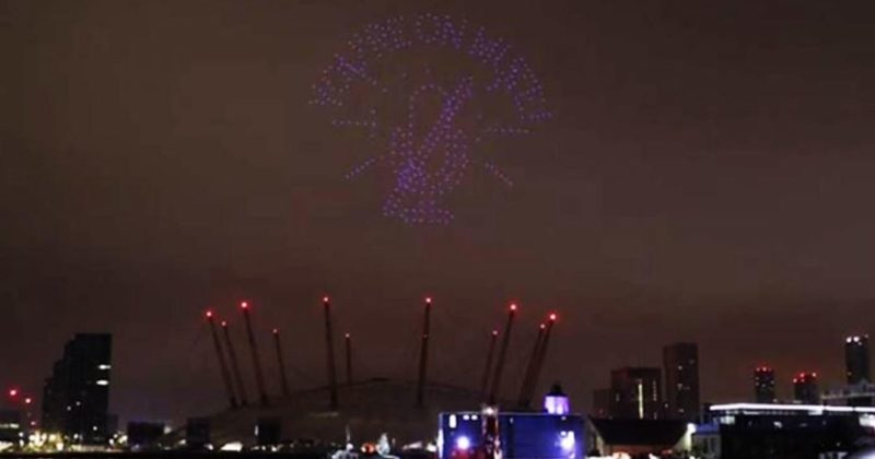 Общество: Парящая птица и микрофон: 300 дронов устроили шоу в небе над Лондоном