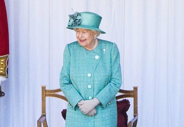 Общество: Елизавета II утвердила сделку Британии с ЕС