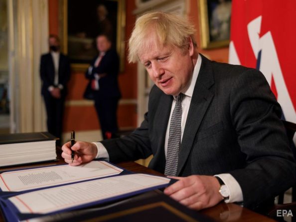 Джонсон подписал торговое соглашение по Brexit 31122020 Общество: Джонсон подписал торговое соглашение по Brexit