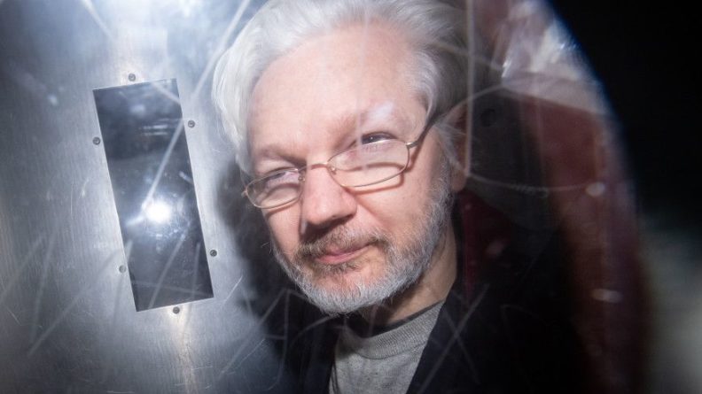 Общество: В Лондоне суд отказал США в экстрадиции основателя Wikileaks Джулиана Ассанжа