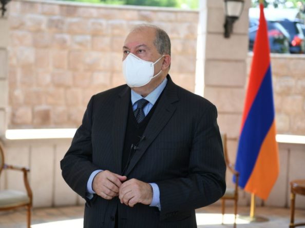 Общество: Президент Армении заболел в Лондоне COVID-19