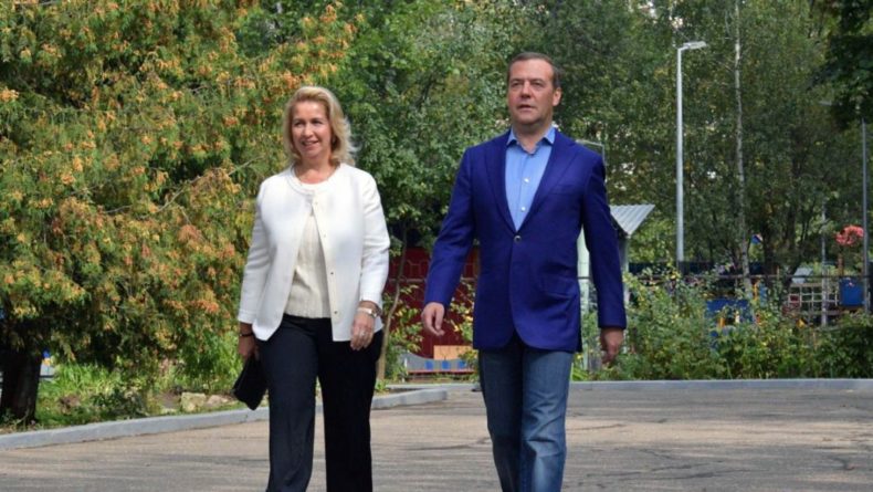 Общество: Самолёт жены Медведева летал в Лондон несмотря на закрытие авиасообщения