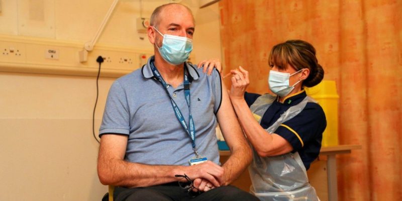 Общество: Британия вакцинировала от коронавируса более 1,3 миллиона человек