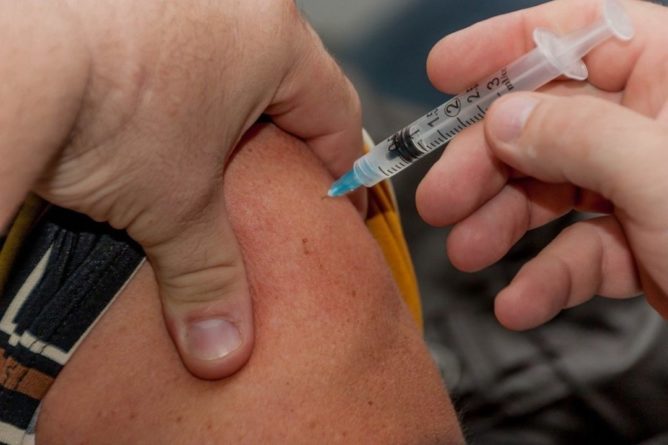 Общество: В Великобритании начали срочную вакцинацию 3 млн медработников