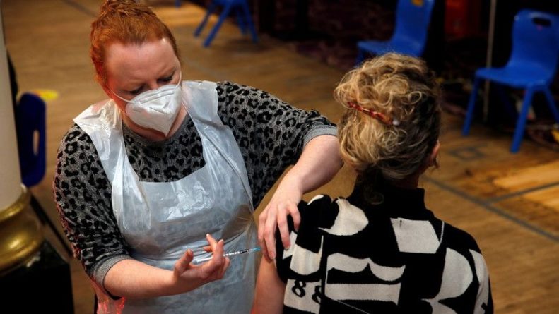 Общество: Министр здравоохранения рассказал о темпах вакцинации в Британии