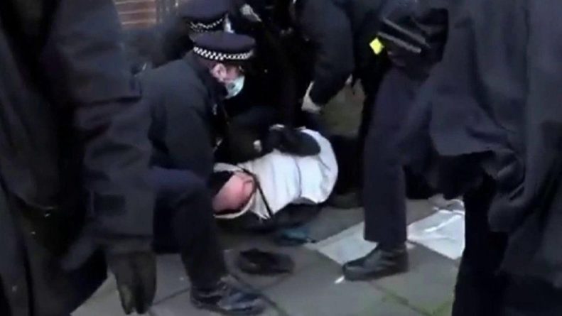 Общество: В Лондоне недовольные жесткими карантинными мерами провели акцию протеста