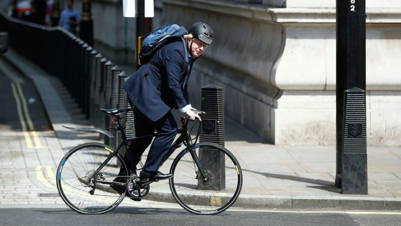 Общество: Минздрав Британии прокомментировал велопрогулку Джонсона в локдаун