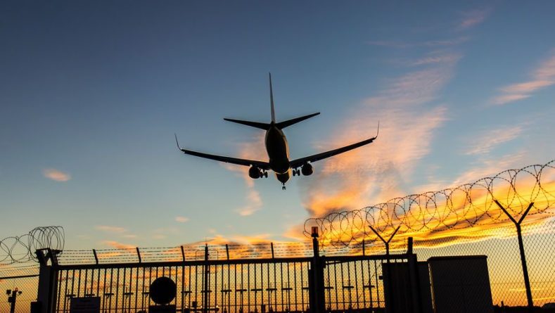 Общество: РФ продлевает приостановку авиасообщения с Великобританией до 1 февраля