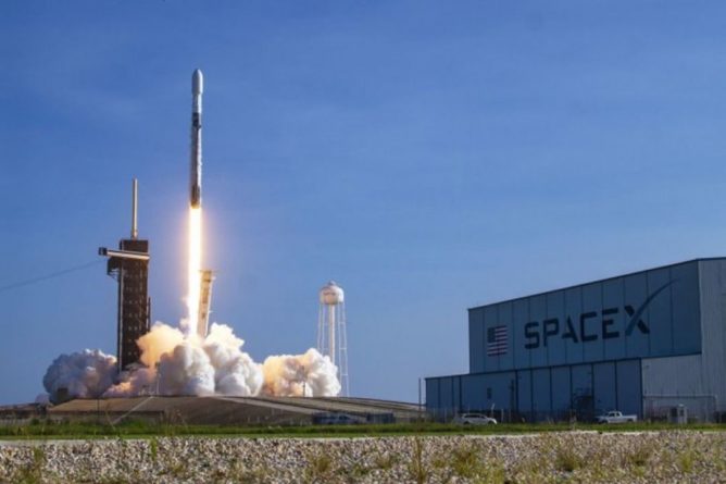 Общество: Британия дала разрешение на спутниковый интернет от SpaceX