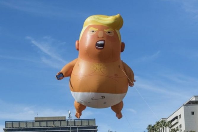 Общество: В Лондоне шестиметровую надувную фигуру Трампа в подгузнике сделали экспонатом музея