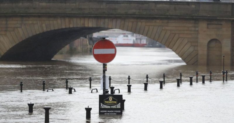 Общество: Великобритания страдает от шторма: эвакуируют тысячи людей