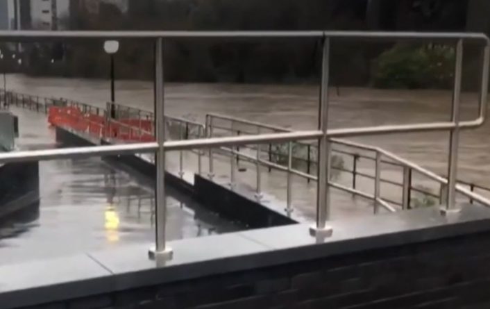Общество: В Великобритании бушует шторм Кристоф: эвакуировали тысячи людей – видео последствий непогоды