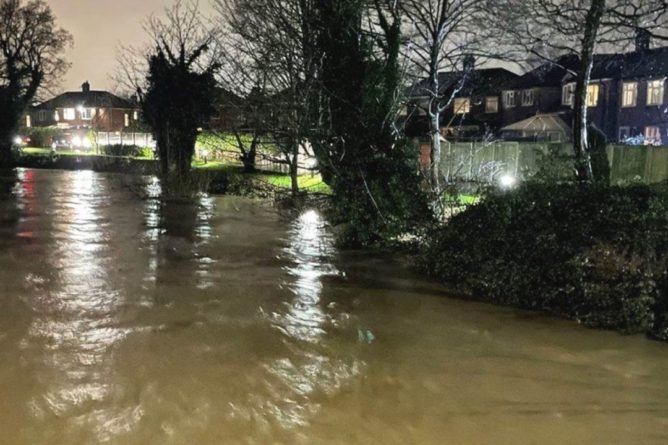 Общество: Британию накрыло масштабное наводнение: пострадали более 2 тыс. домов (фото, видео)