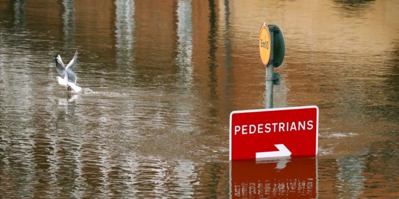 Общество: Наводнение и эвакувация. В Британии разбушевался шторм Кристоф — фоторепортаж