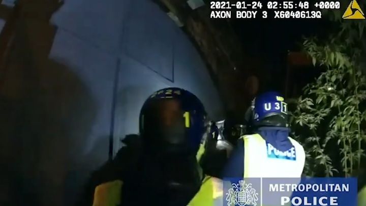 Общество: Полиция разогнала масштабную нелегальную вечеринку в Лондоне. Видео