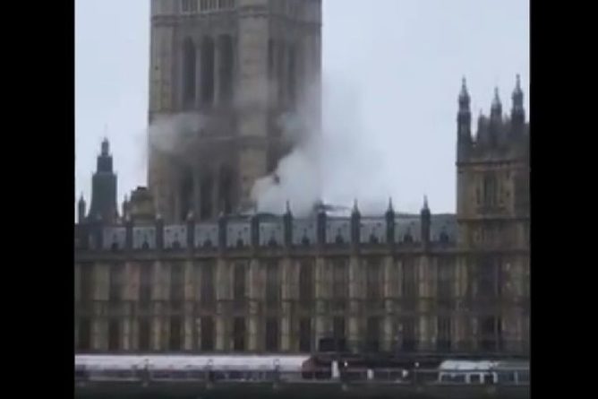 Общество: Над Вестминстерским дворцом в Лондоне поднялся дым