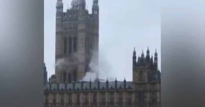 Общество: Над зданием парламента Великобритании появились столбы дыма (видео)