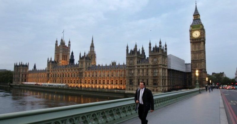 Общество: В Лондоне очевидцы сообщили о задымлении в Вестминстерском дворце