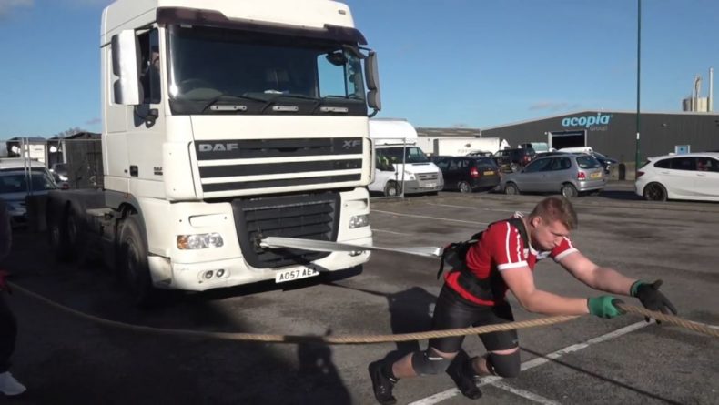 Общество: Школьник из Великобритании сдвигает грузовики.