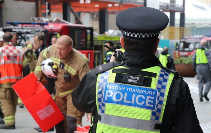 Общество: В Лондоне оштрафовали 30 полицейских за стрижки во время локдауна