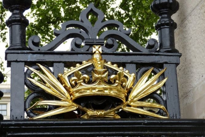 Общество: Британец нашел потерянный 400 лет назад королем камень из короны
