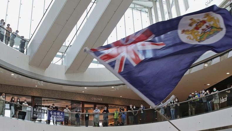 Общество: Великобритания начинает выдавать жителям Гонконга визы для эмиграции