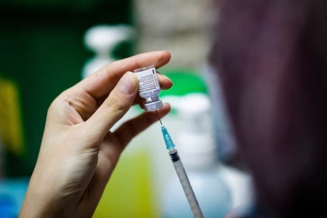 Общество: В Англии вакцину от коронавируса предложили уже во всех домах престарелых и мира