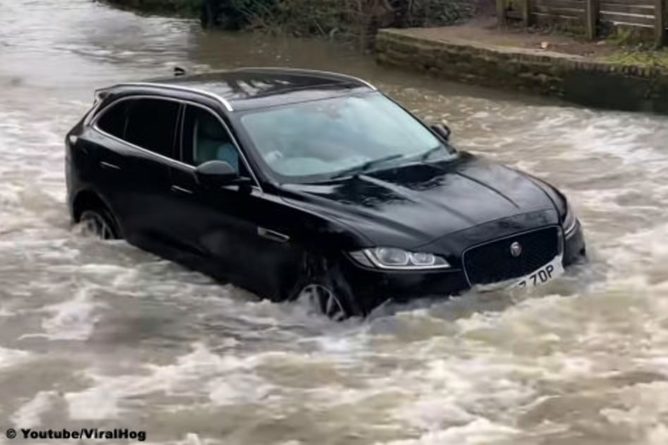 Общество: Англичанин «убил» Jaguar F-Pace в глубокой луже (видео)