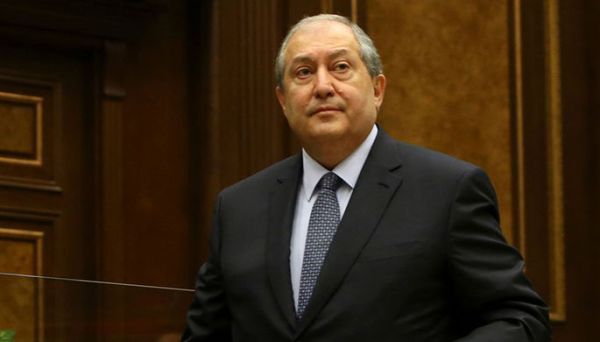 Общество: Президент Армении вернётся из Лондона и возобновит «антикризисные» усилия