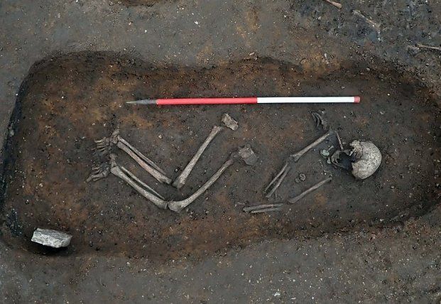 Общество: Археологи обнаружили в Британии загадочное захоронение, которому 1,5 тыс. лет