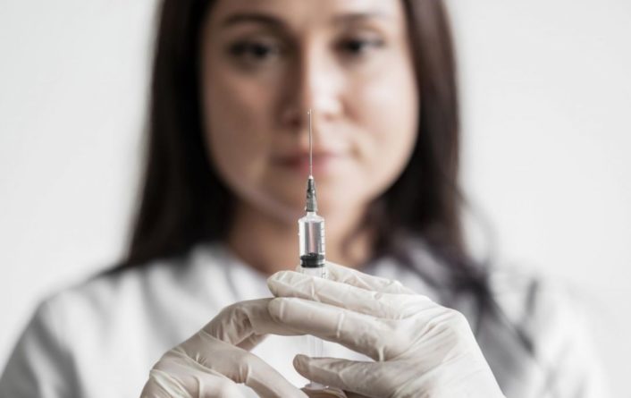 Общество: В Британии вакцинировали от COVID 10 млн жителей
