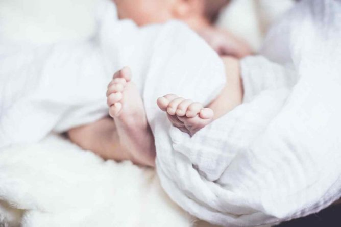 Общество: Британка забеременела дважды за три недели и родила двойню