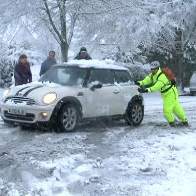 Общество: Снегопады, обрушившиеся на Великобританию, нарушили транспортное сообщение