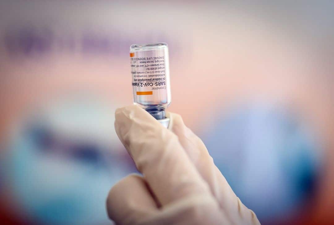 Вакцина от Pfizer эффективна против новых штаммов коронавируса из ЮАР и Великобритании