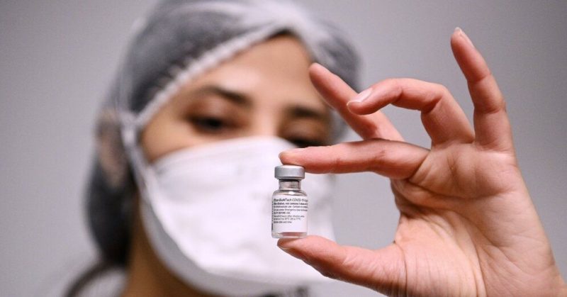 Общество: Коронавирус: ВОЗ одобрила новую вакцину, в Британии открылись "ковид-отели"
