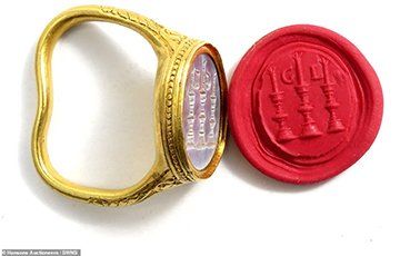 Общество: В Британии обнаружили старинное золотое кольцо с печатью, хранящее важную тайну