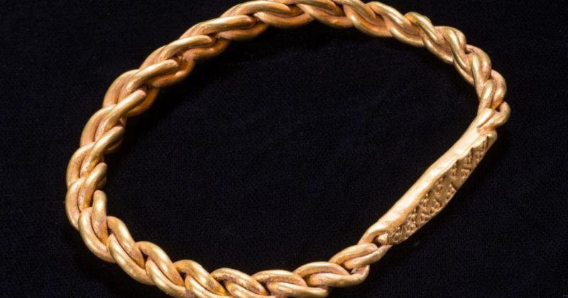 Общество: В Британии нашли клад викингов с золотыми украшениями