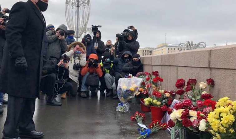 Общество: Послы США, Великобритании и Латвии возложили цветы к мемориалу Бориса Немцова