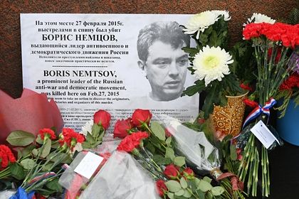 Общество: Послы США, Великобритании и Латвии принесли цветы к месту убийства Немцова