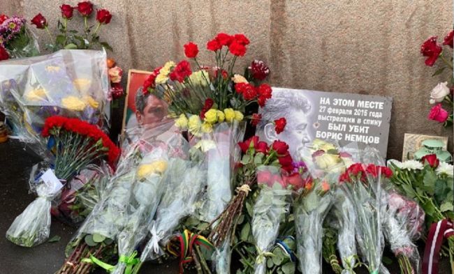 Общество: Послы США, Великобритании и Латвии посетили место убийства Бориса Немцова