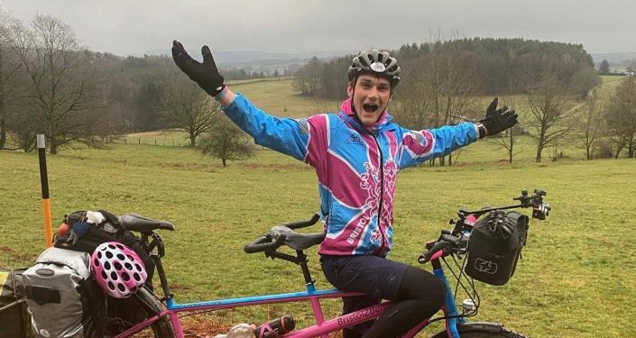 Велосипедист, проезжающий из Англии до Китая ради больных раком, добрался до Грузии