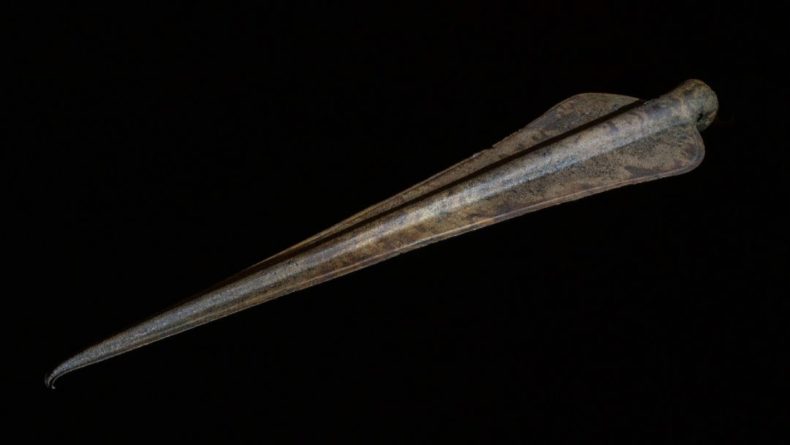 Общество: В Великобритании нашли уникальный наконечник копья возрастом более трех тысяч лет