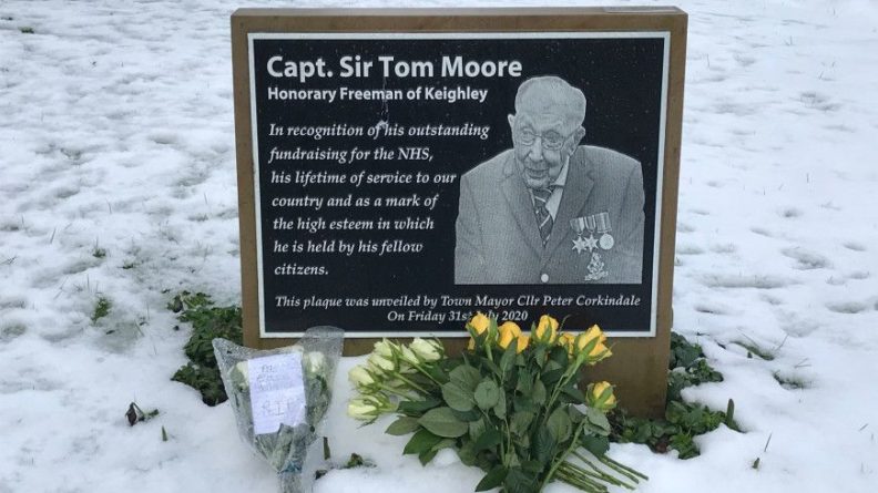 Общество: В Великобритании простились с ветераном Томом Муром