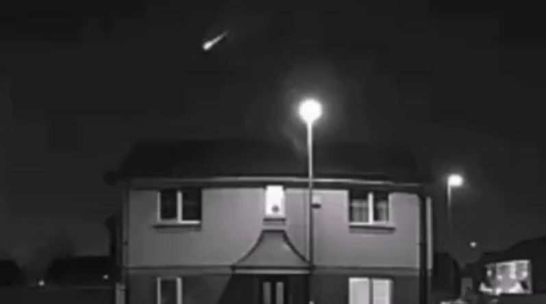 Общество: Яркий метеор взорвался в небе над Великобританией (Видео)