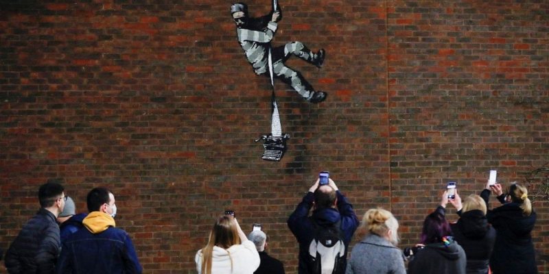 Общество: С намеком на Оскара Уайльда. В Англии на бывшей тюрьме появилось граффити в стиле Бэнкси
